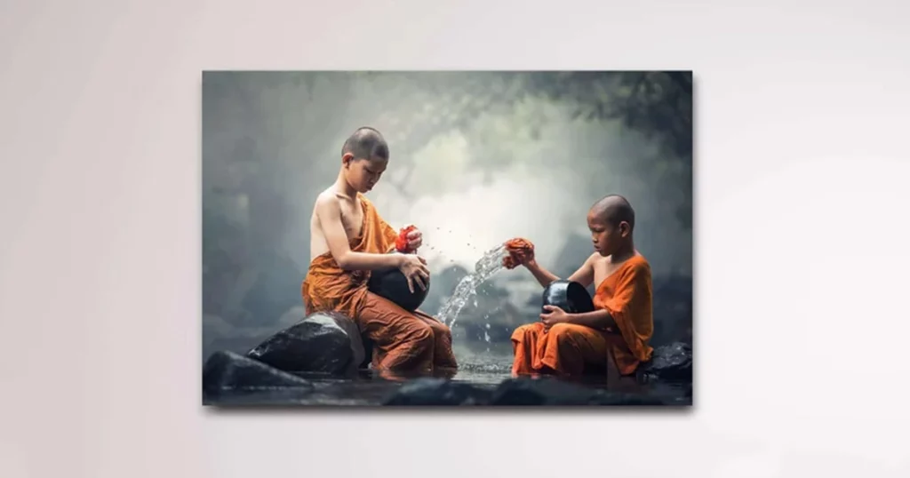 Tableau représentant deux enfants bouddhistes assis sur des rochers et nettoyants des bols dans une rivière